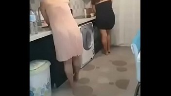 Бабёха даёт саму себя медленно ебать в белоснежной ванной